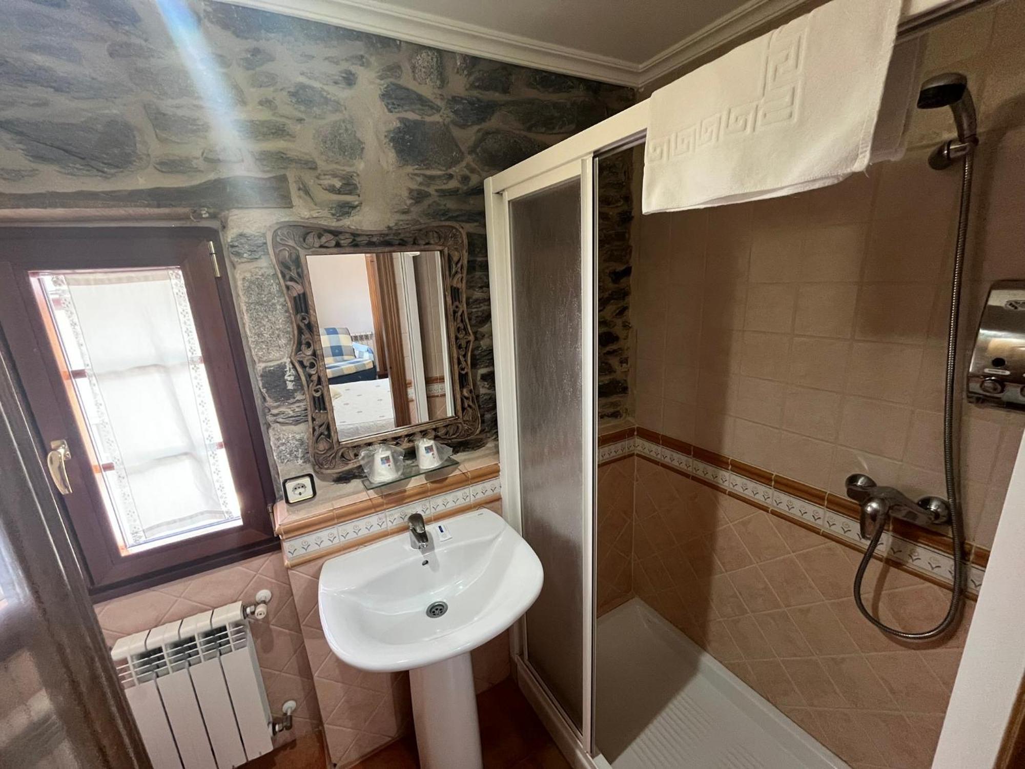 Hotel Caldelas Sacra-Pension Rustica 3 Estrellas カストロ・カルデーラス エクステリア 写真